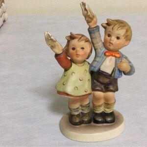 Goebel Hummel Figurine’s Waving Good Bye